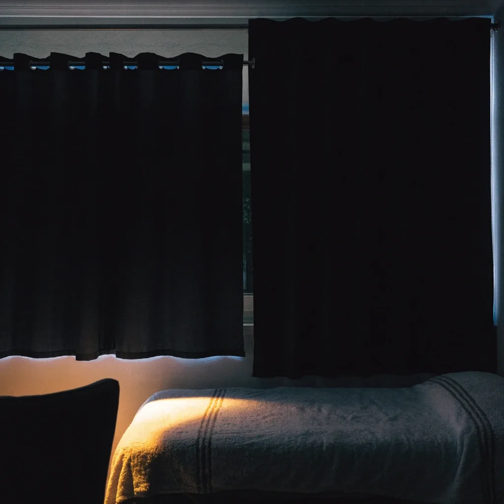 Cortina blackout Roller Eclipse en un dormitorio argentino de noche